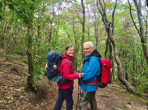 Wandern im Pfälzerwald bei Diedesfeld Nicole und Matthias Ehmer mit Rucksäcken und Wanderstöcken lächeln auf einem Waldweg im Pfälzerwald